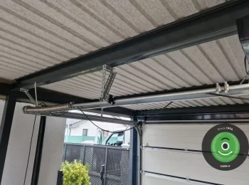Strešný nosník s garážovou bránou