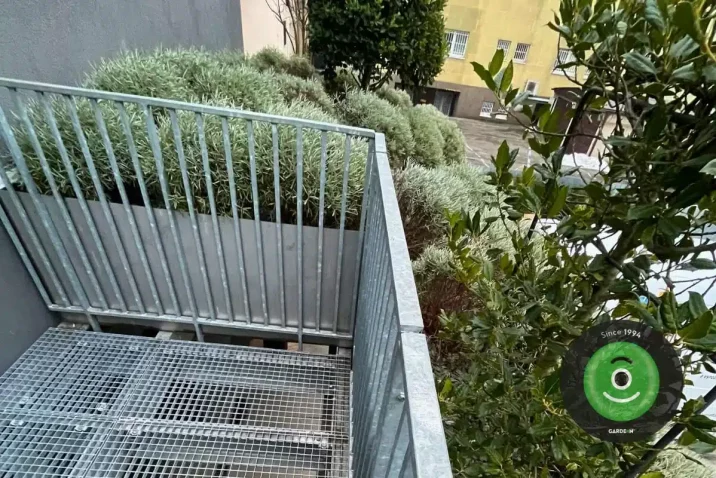 Zelená strecha so stromami pri balkóne.