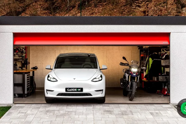 Tesla a motorka v garáži GARDEON s červenou bránou