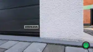 Detail na značku sekcion&aacute;lnej br&aacute;ny na gar&aacute;ži