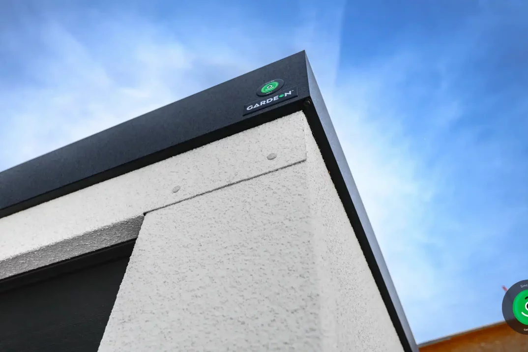 Detail na atiku v antracitovej farbe