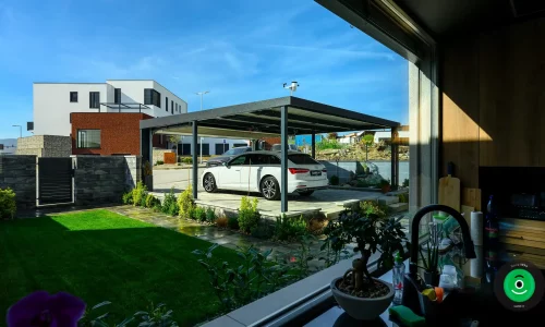 Auto zaparkované pod GARDEON prístreškom