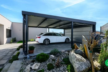 Prístrešok GARDEON pri rodinnom dome so sekcionálnou bránou