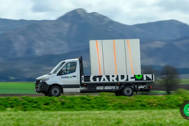 GARDEON valník s naloženou stavbou na ceste k zákazníkovi