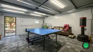 Interiér gardeon garáže so stolom na stolný tenis