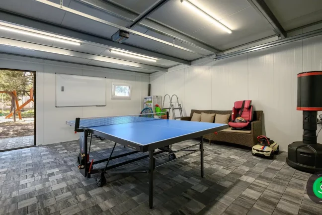 Interiér gardeon garáže so stolom na stolný tenis