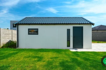 Bočné dvere na veľkej garáži pre dve autá