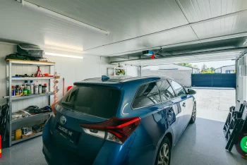 Interiér gardeon garáže pre dve autá