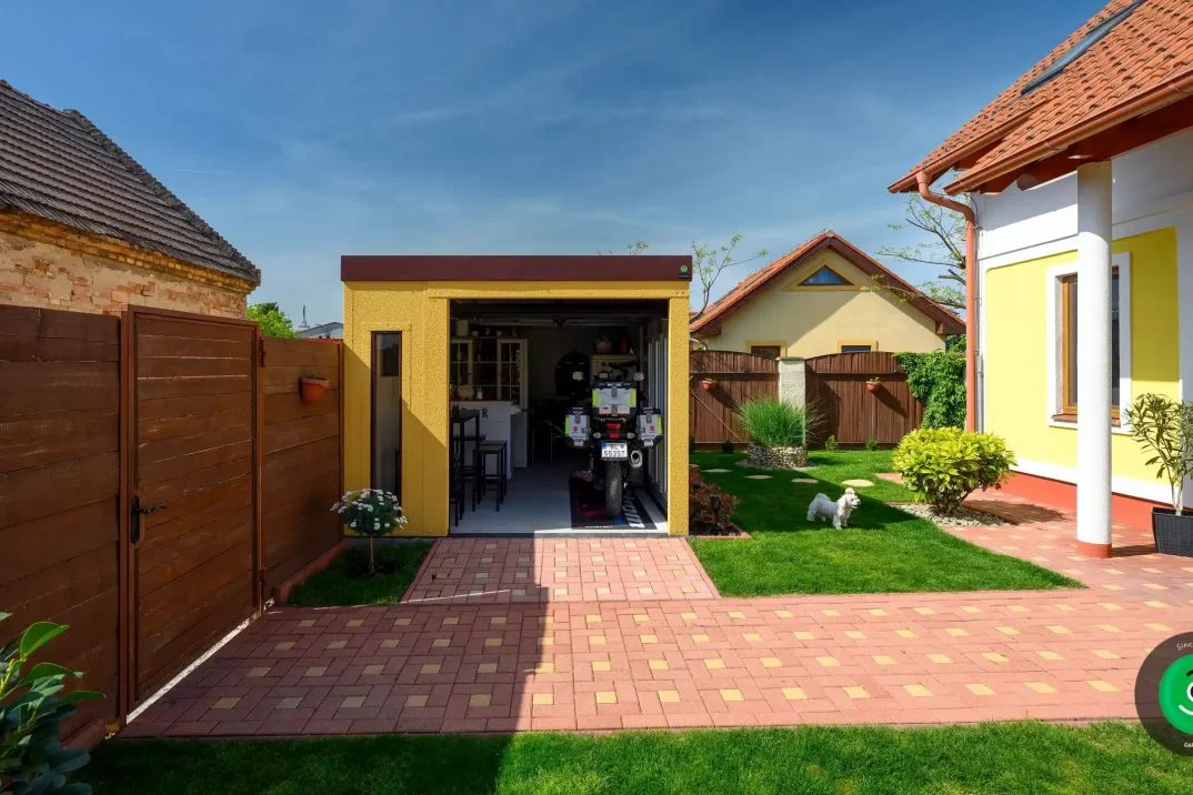 Gardeon menšia garáž so žltou omietkou