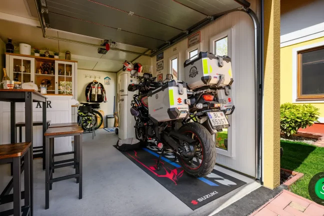 Vnútro gardeon garáže so zaparkovanou motorkou