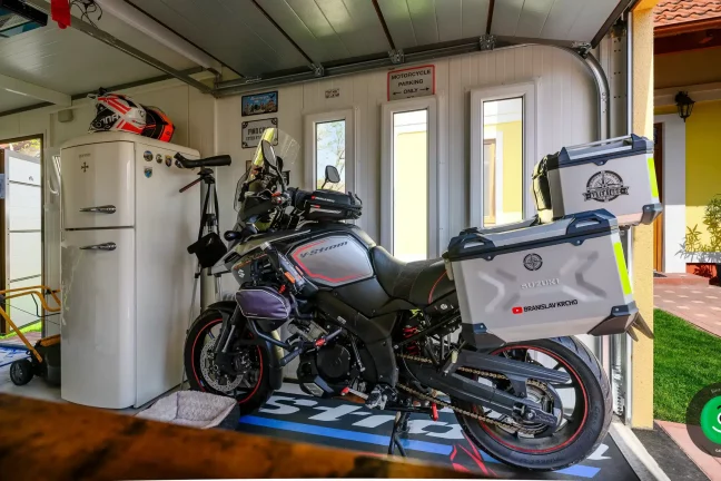 Motorka zaparkovaná v gardeon garáži