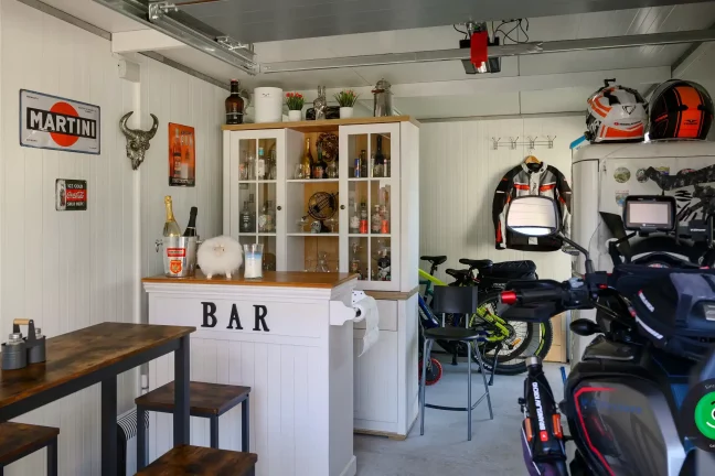Malý bar pri posedení v gardeon garáži