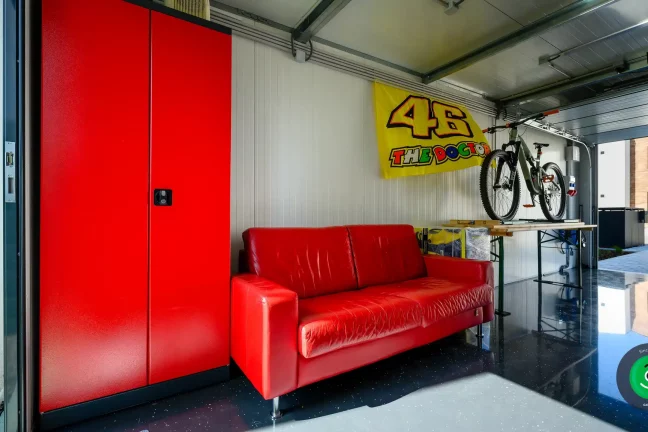 Interiér gardeon garáže zladený do červenej farby