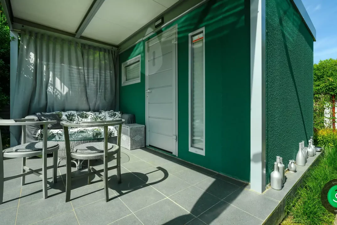 Príjemné letné posedenie pod prístreškom