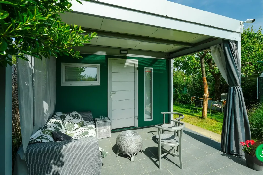 Letné posedenie pod prístreškom pri záhradnom domčeku