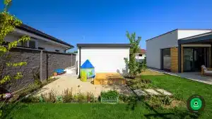 mal&eacute; detsk&eacute; ihrisko pri bielej gar&aacute;ži