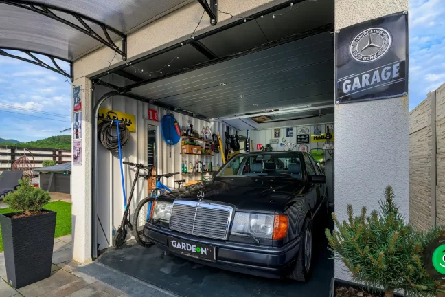 vnútro garáže pre jedno auto