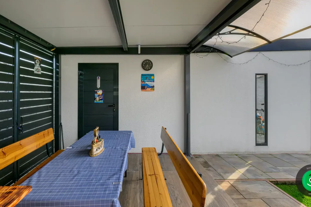 posedenie pod prístreškom vedľa garáže