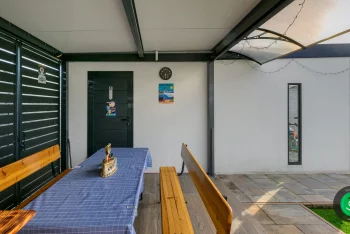 posedenie pod prístreškom vedľa garáže