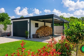 prístrešok vedľa garáže na odkladanie dreva