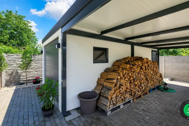 úložný priestor pre drevo pod prístreškom vedľa garáže