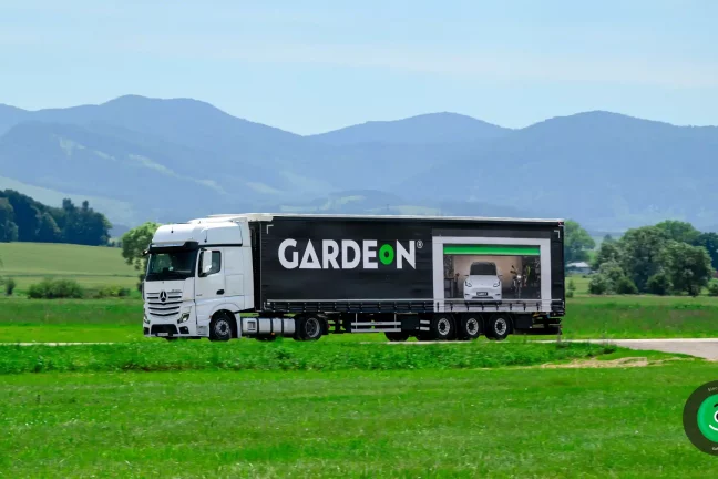 Nápis GARDEON na bočnej stene kamiónu