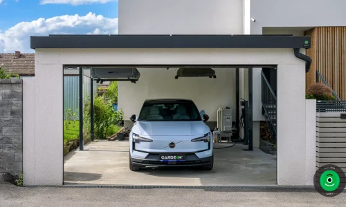 auto zaparkované pod prístreškom s garážovou širokou bránou