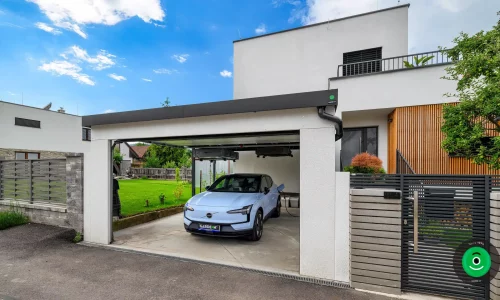 garažová brána osadená k prístrešku pre auto