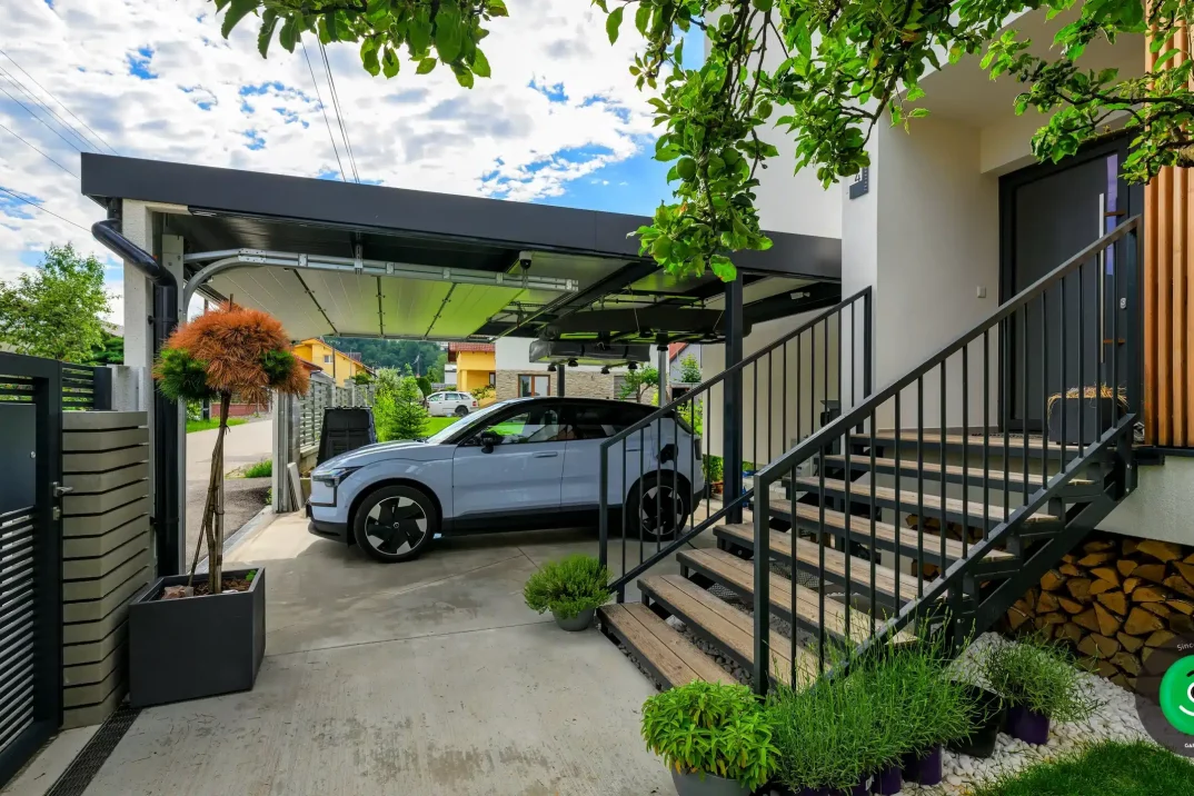 prístrešok pre jedno auto so sekcionálnou bránou