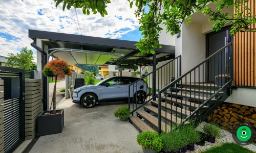 prístrešok pre jedno auto so sekcionálnou bránou