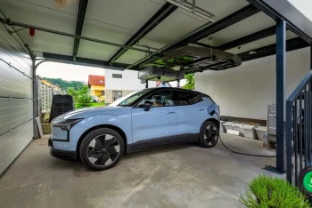 vnútro prístrešku s garážovou bránou