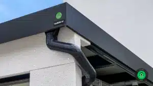 detail na atiku prístrešku s garážovou bránou