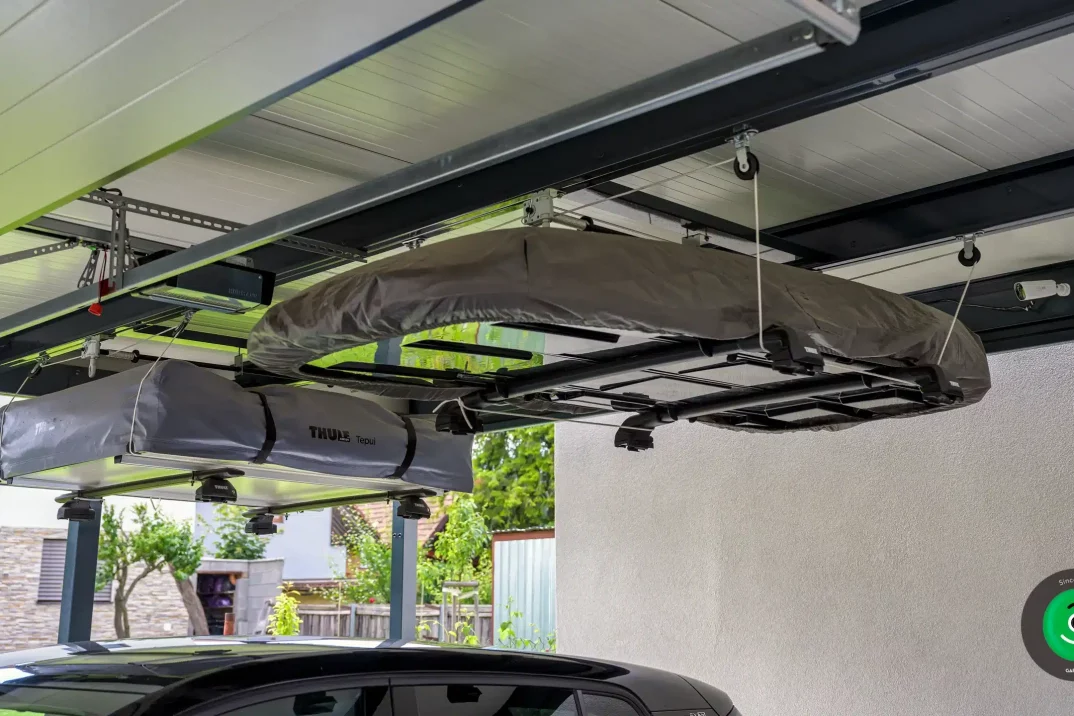 detail na garážovú bránu osadenú na prístrešok