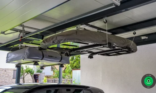 detail na garážovú bránu osadenú na prístrešok