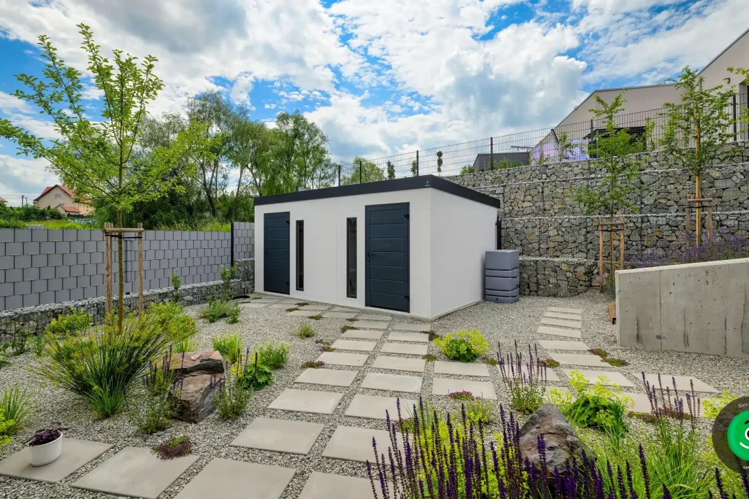 záhradný domček v rohu krásnej veľkej záhrady