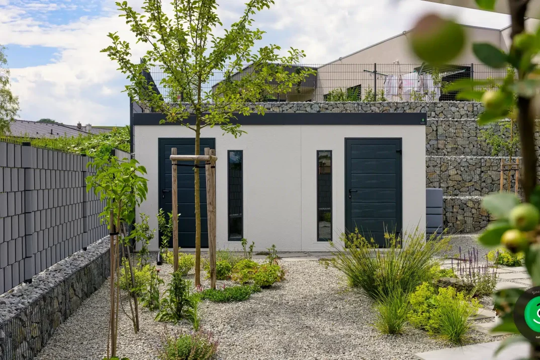 záhradný domček obklopený zeleňou