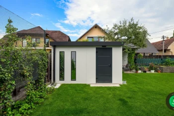 záhradný domček na kraji zelenej záhrady