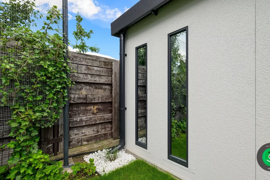 dva svetlíky na bočnej strane záhradného domčeka