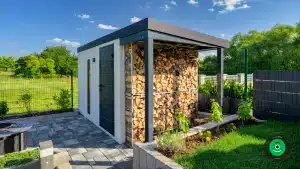 z&aacute;hradn&yacute; domček s mal&yacute;m pr&iacute;stre&scaron;kom na odkladanie dreva