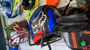 stojan na prilby zavesen&yacute; na stene stavby