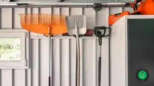 nový závesný systém na záhradné náradie