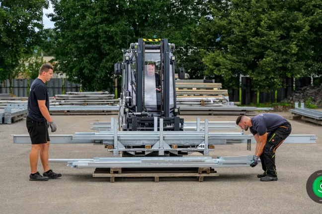 nakladanie materiálu pomocou zdvižky