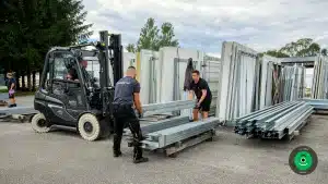 nakladanie materiálu pomocou zdvižky