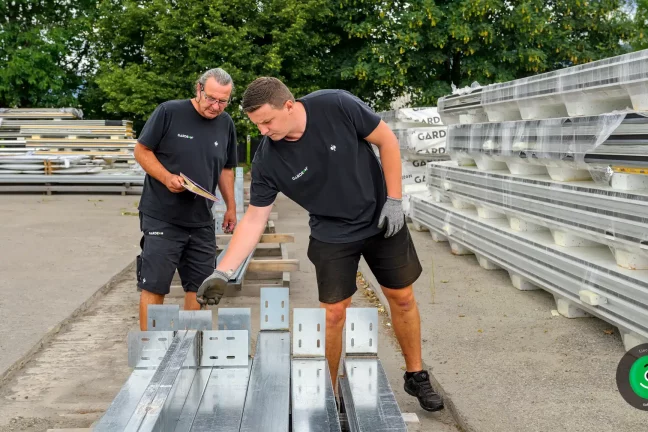 skladníci v skladových priestoroch s materiálom pre stavby