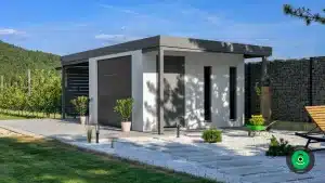 kr&aacute;sny sivo biely z&aacute;hradn&yacute; domček s gar&aacute;žovou br&aacute;nou