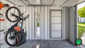 interi&eacute;r z&aacute;hradn&eacute;ho domčeka s gar&aacute;žovou br&aacute;nou