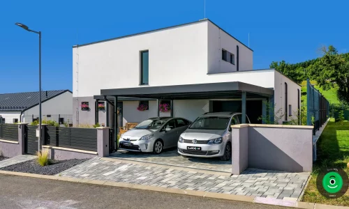 Dvojmiestny prístrešok s plochou strechou a elegantným dizajnom.