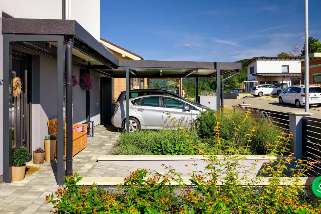 Prístrešok z odolného materiálu chráni dva automobily pred poveternostnými vplyvmi