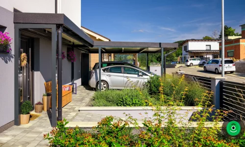Prístrešok z odolného materiálu chráni dva automobily pred poveternostnými vplyvmi