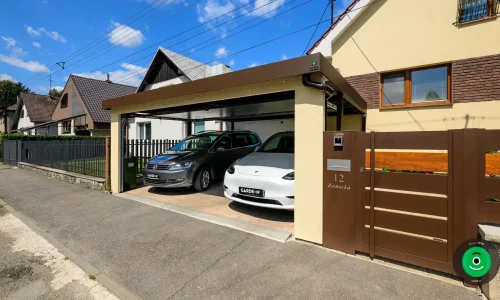 Kombinácia žltej omietky a hnedej brány pre moderný prístrešok